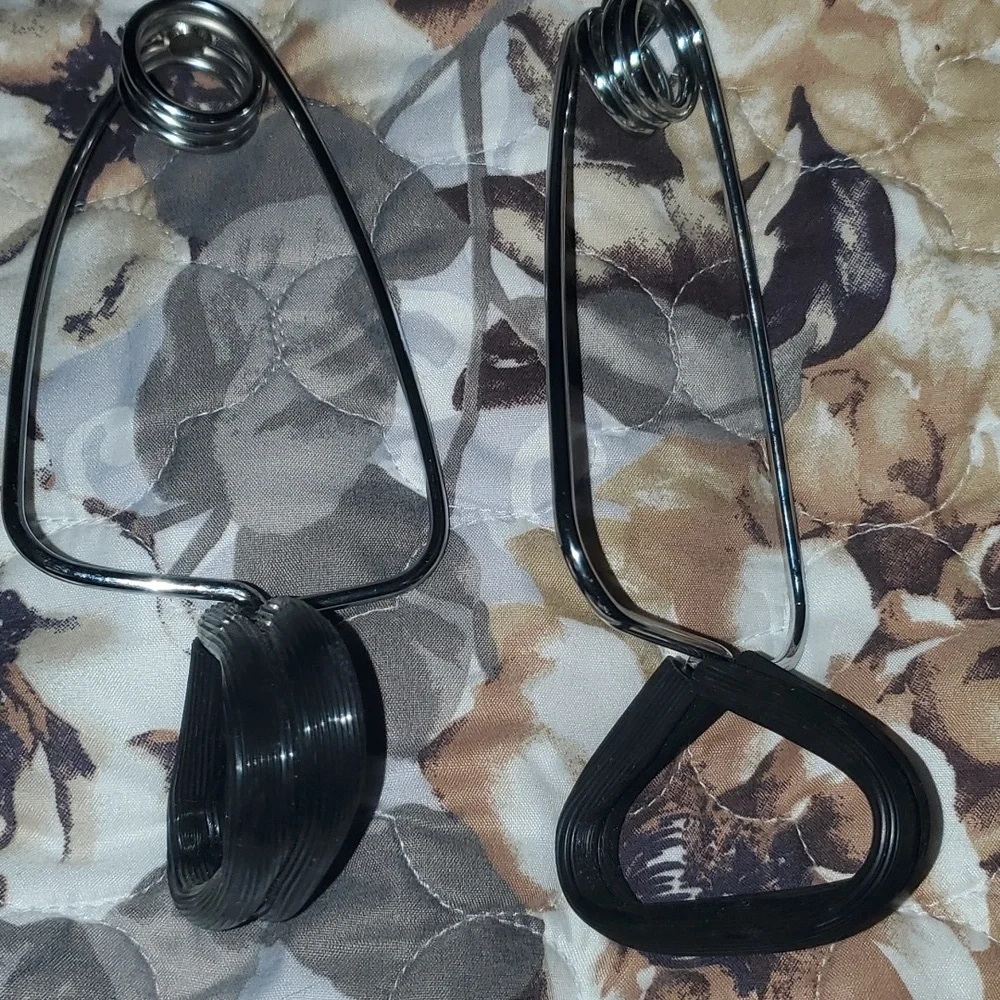 1 pair of clamps for light fixtures/tank lamps